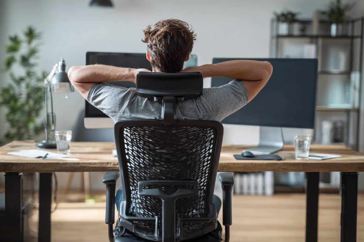 Como melhorar sua postura e evitar dores no trabalho de escritório